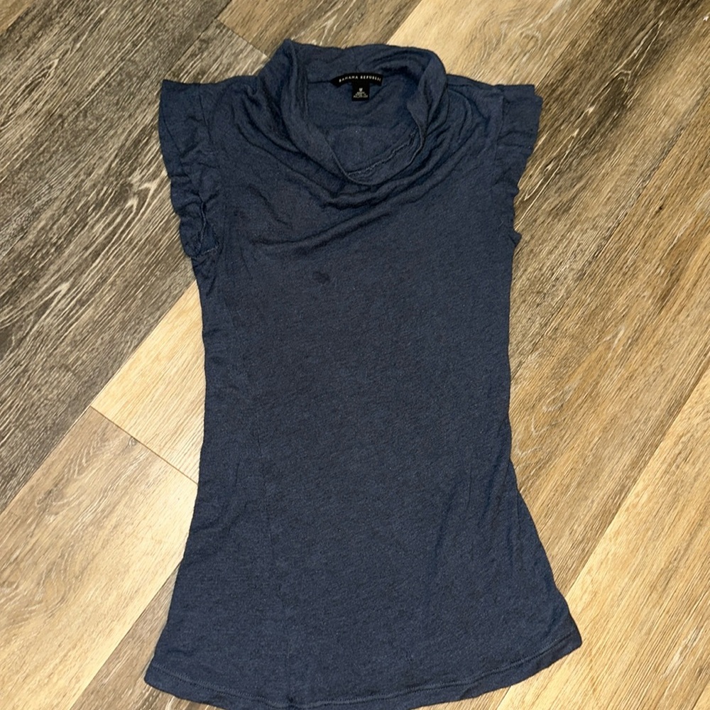 Banana Republic cowl neck short sleeved shirt. Size Medium.